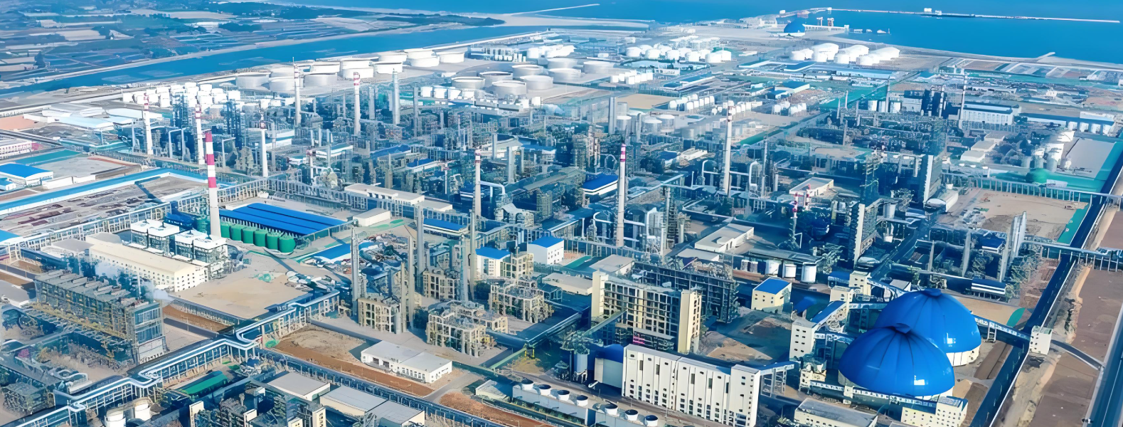 为石化行业提供贯穿全生命周期价值链的解决方案和智能化服务